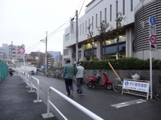 飯田橋第1パークファミリア　東京厚生年金病院の脇の道