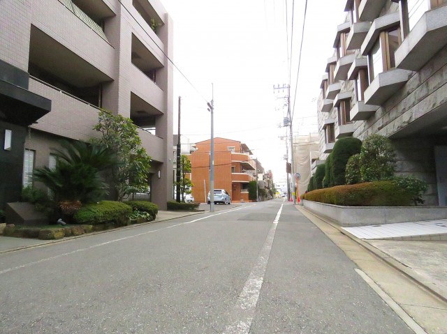 アルス目黒学芸大学弐番館　エントラス前道路